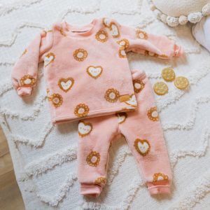 Pyjama deux-pièces rose à motif de biscuits en molleton duveteux, bébé